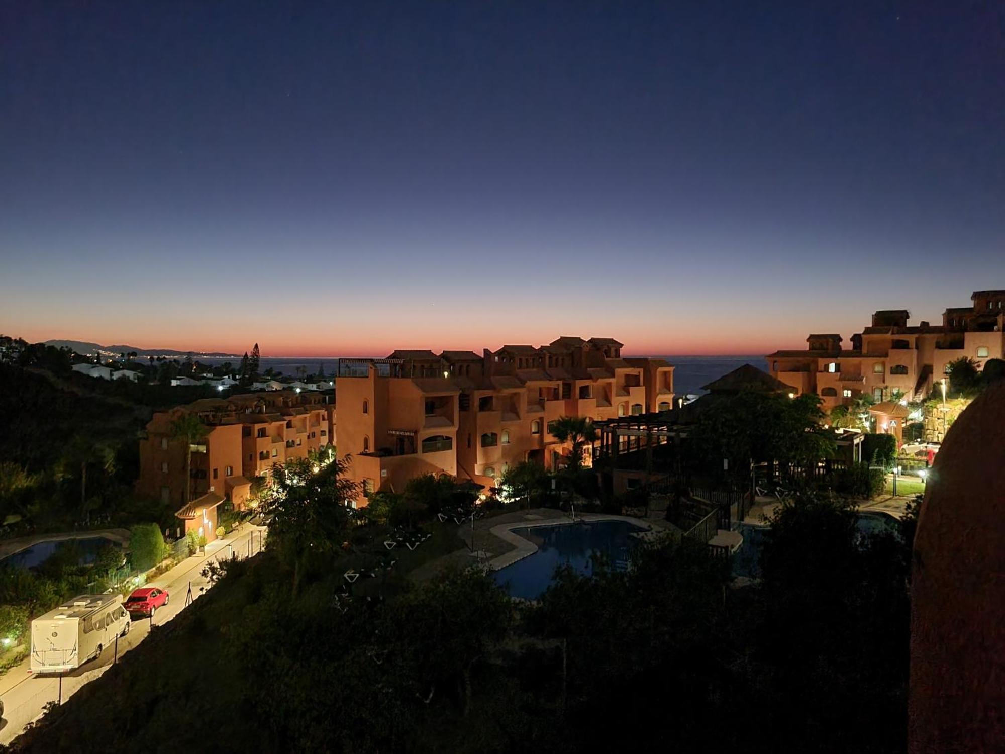 Sea View Penthouse Apartment With Hot Tub - Casa Bella Vista, Buenas Noches , Estepona Eksteriør bilde